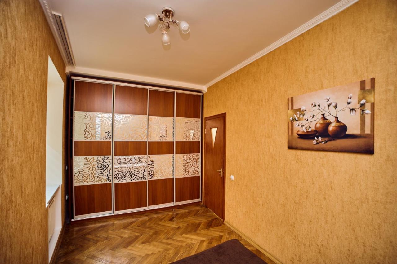 Apartments Near Potocki Palace Lviv Exterior photo