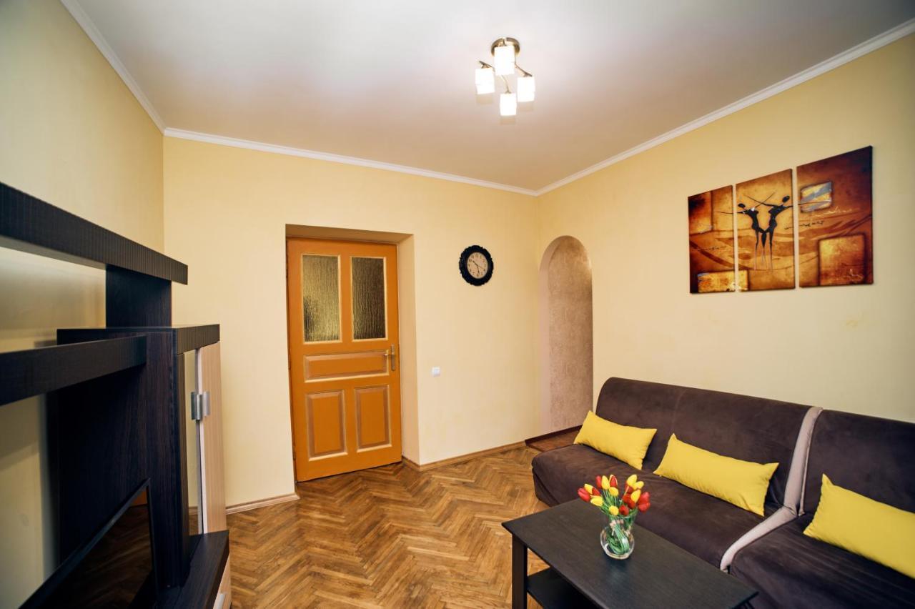 Apartments Near Potocki Palace Lviv Exterior photo